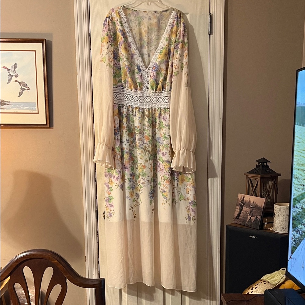 Boho Floral V-Neck Cream Maxi Dress with Lace Waist